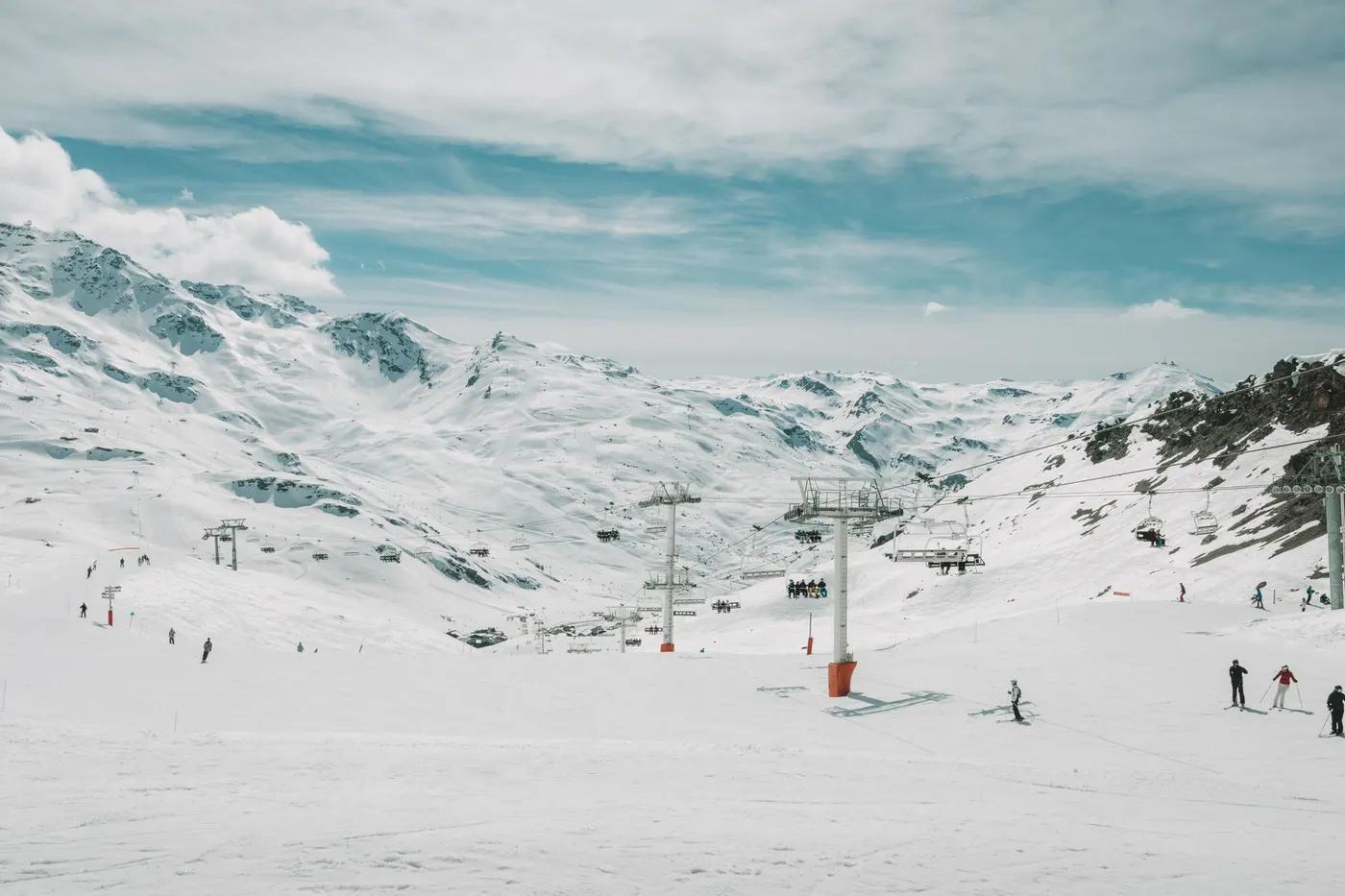 Explore the breathtaking snow-covered mountains at Les Belleville ski resort in France, perfect for skiing and snowboar…